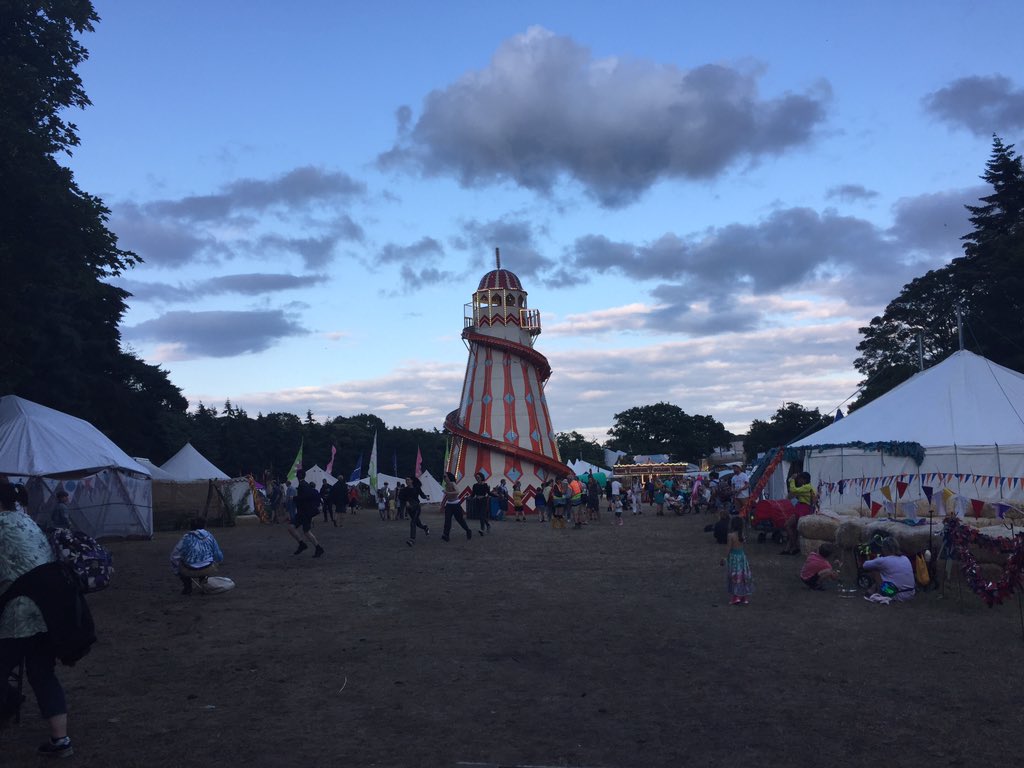 alicemarycooper's tweet photo. On the train heading home after 2 weeks on the road with my clown Fifi. We have had the great pleasure of performing #TheBeanCounter @LatitudeFest and @DeerShed to wonderful audiences/competitors. A few pics from tour life...#clownlife #beancounting #latitudefestival #DEERSHED10 https://t.co/XoTxy6feJW