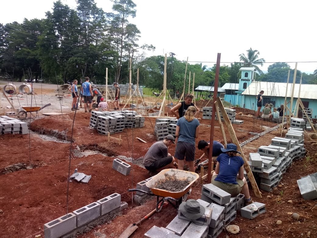 Camp_CostaRica's tweet photo. Yesterday was #TeamIlanIlan & #TeamJacaranda's last day working together on the SEN centre at #CampTerraba! The project team & community members thanked them for their hard work & efforts😃 #DoSomethingAmazing #CampsEffect @CampsInt https://t.co/eo0VxcYRkV