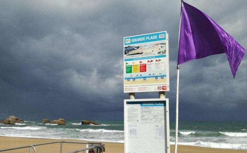 M_Pmrd's tweet image. 😭😭 @Ville2Biarritz, ville polluante ! À chaque orage, @suez déleste les eaux usées de la ville dans l'océan ! @surfridereurope  #stupidcity #pollution #nosurf  #drapeaurouge #drapeauviolet