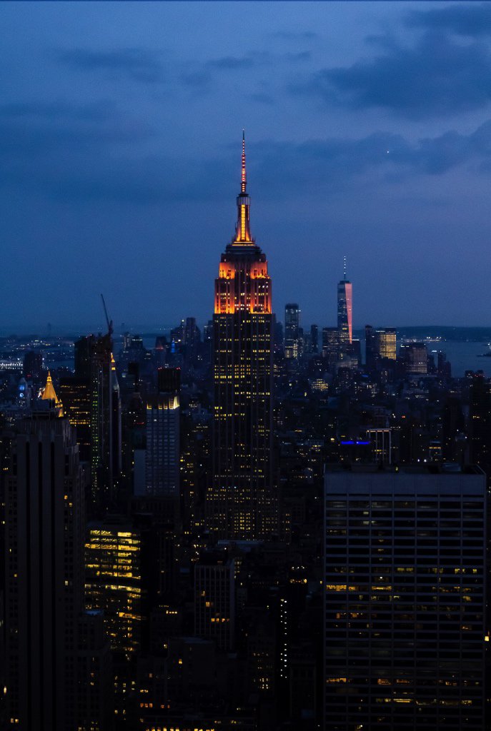 LauraPrepon's tweet photo. What an honor to see The #EmpireStateBuilding turned orange in celebration of #OITNB’s final season! #OrangeForever ❤️❤️❤️🍊🍊🍊 https://t.co/G97EK8Kgrl