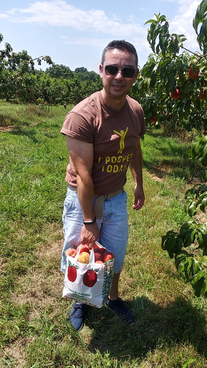 Hpa317's tweet image. When you watch #tripleG as much as we do, fitting all these peaches in this bag is #nbd #beentrainingforthis @FranlisAlvarez @GuyFieri