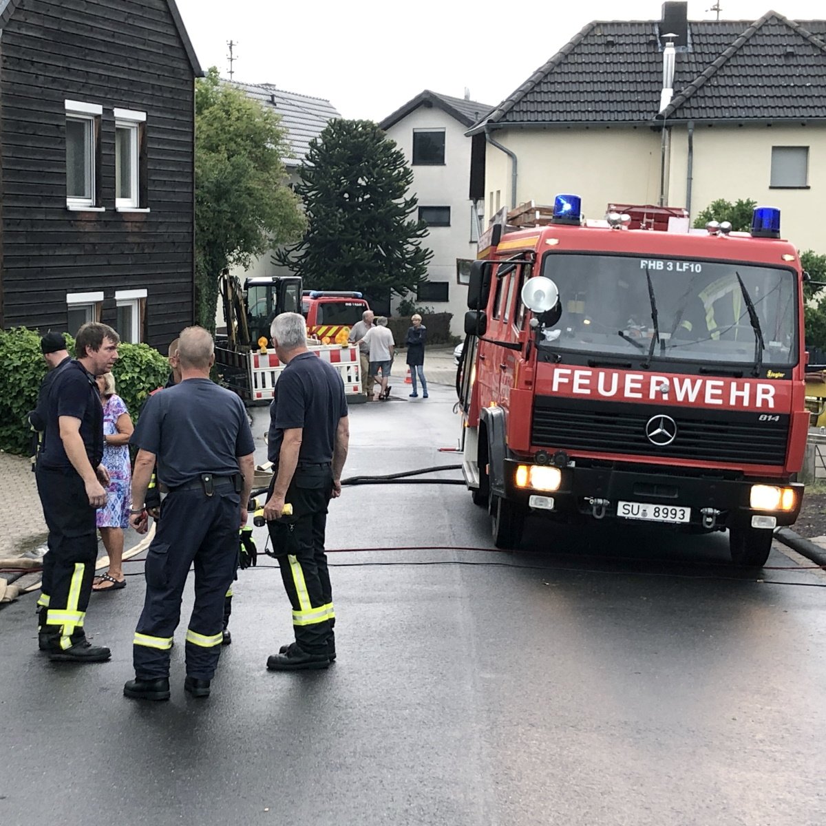 FF_Rheinbach's tweet photo. @DWD_presse @Rheinbach_de #Einsatzinfo | Eine #Gewitterzelle mit #Starkregen hat unserer #Löschgruppe #Neukirchen 3 Einsätze in #Merzbach beschert. Dort war Wasser in Keller gelaufen. Auf dem Rückweg wurden 2 Grabenabläufe gesäubert, damit der #Regen ungehindert abfließen kann. #WirfürRheinbach #Unwetter https://t.co/x2rcqZ5h6O