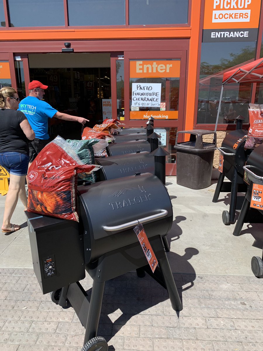 THD_Taylor's tweet image. Dennis talking to our customers about HVAC and handing out cold water, while our D28 team is showing off our Traegers #TeamTramonto #D130Driven
