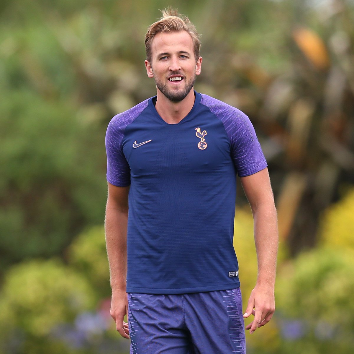 SpursOfficial's tweet photo. 🎂🎉 Happy birthday, @HKane! 

#OneOfOurOwn ⚪️ #COYS https://t.co/iofmL9jDTs