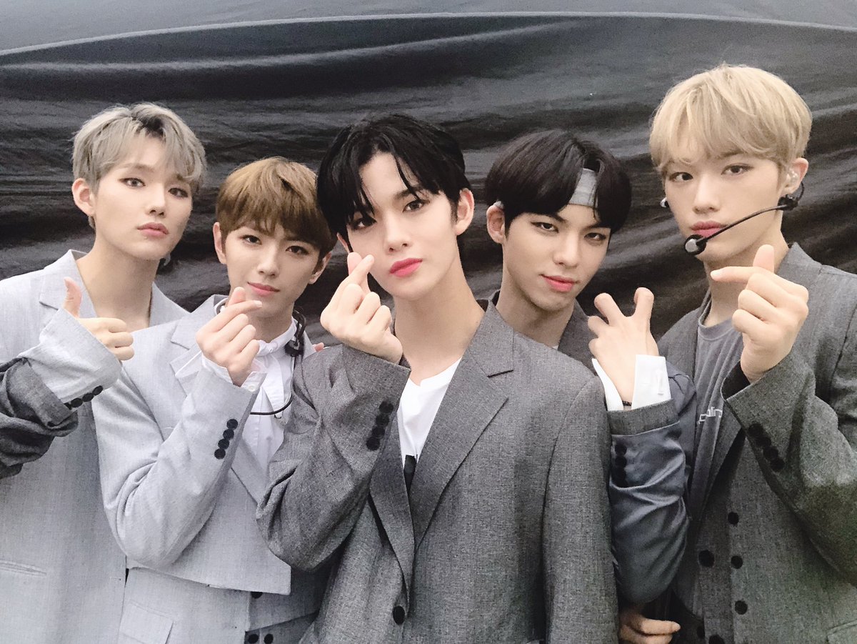 CIX_Official's tweet photo. 오늘도 너무너무 멋진 무대를 보여준 씨앗이들에게 박수를‼️👏🏻
그리고 쏟아지는 폭우 속 끝까지 CIX를 응원해주신 팬여러분 오늘도 너무 고맙습니다😊💕
모두 감기조심하시고 조심히 돌아가세요🤧💕

#CIX #씨아이엑스 #BX #승훈 #배진영 #용희 #현석 #안녕낯선사람 #MovieStar https://t.co/TcxoA7Je58