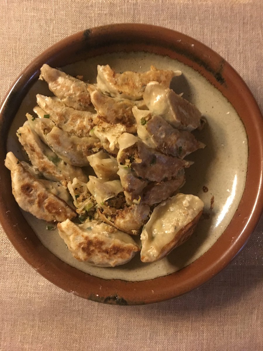 orbittokinowa03's tweet photo. 大豆ミートでヴィーガン餃子を作ったのですが、フライパンにくっついて皮が千切れた餃子が多数😭
全部食べるけど

#ヴィーガン #ビーガン #vegan https://t.co/jV4OmfSAHW