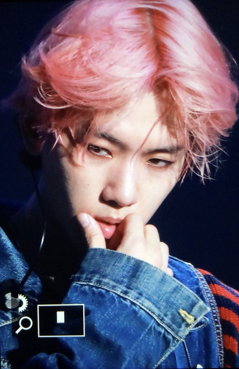 sharesharing4's tweet photo. 190727 #백현 #BAEKHYUN #엑소 #EXO #CityLights #UNVillage https://t.co/aPkzpDPGdC