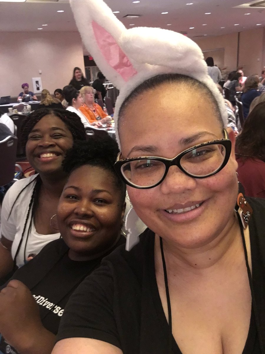 JoyfullyReviewd's tweet image. #RWA19 #BloggerDay 
Librarian Breakfast w/@AlyssaColeLit 

2 - Alyssa Cole’s Mom &amp;amp; Grandma 

3- @Twimom227 / Michelle Forde (Alyssa’s Avon Publicist) 
4- @DanieReads / Kirha