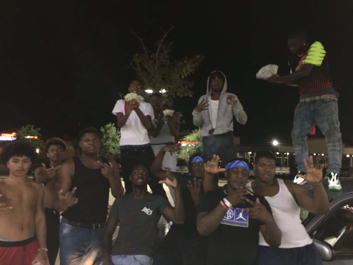 taylorstarks19's tweet photo. WHO WANT WAR WIT US CONROE NIGGAS♿️🔫 https://t.co/SjMgtb1XTT