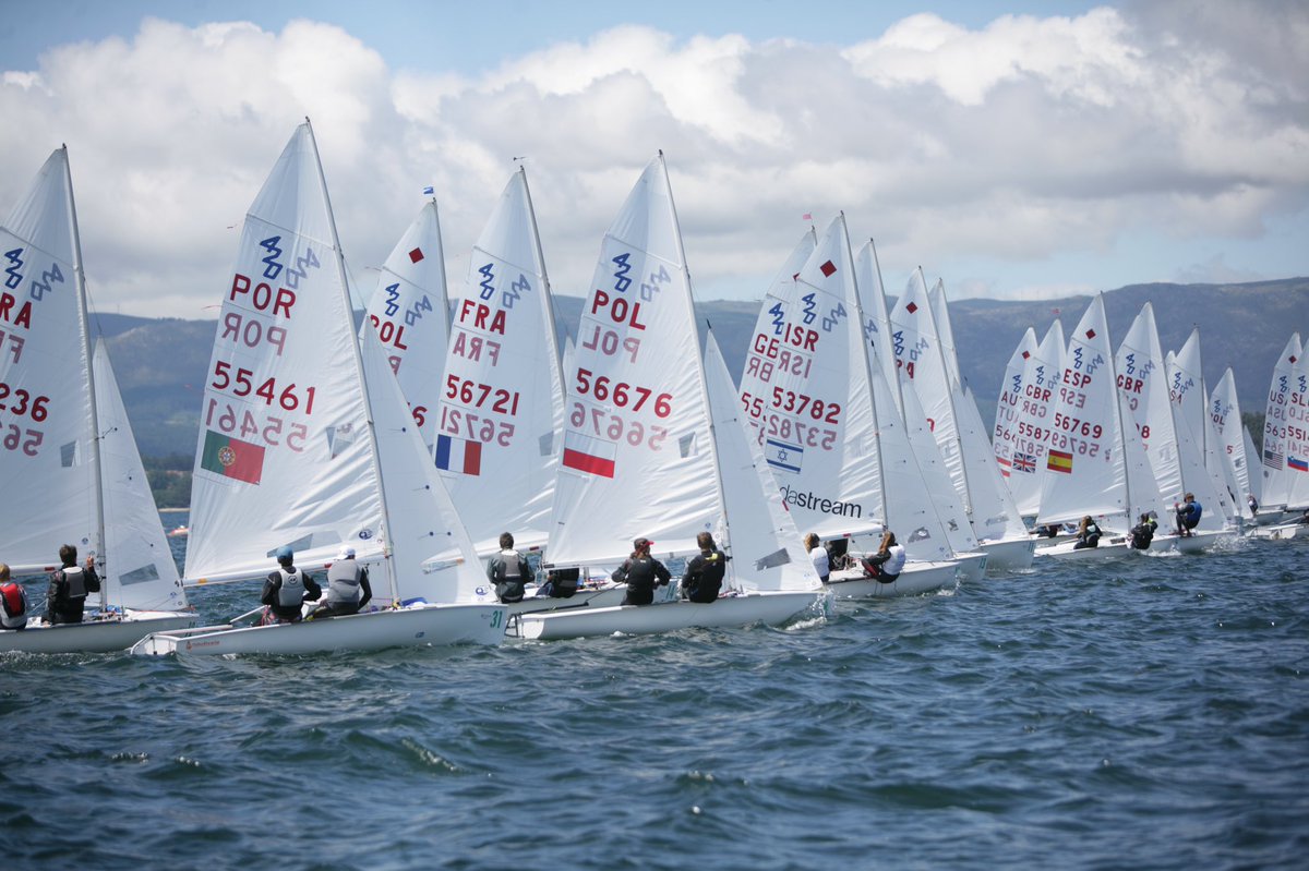GallegaReal's tweet photo. 🔴 ¡Comienzan las pruebas! Todas las clases están ya en el agua para disputar la primera de las dos pruebas programadas. La flota del grupo oro de 420 open/mixto y los sub-17 ya están en regata ⛵️ 🙌

Las condiciones: 10 nudos de viento de componente NE. 

Foto © Juan Caballero https://t.co/9eisMQp7ai