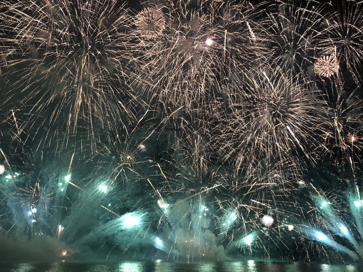 今夜は広島みなと夢花火大会に行きました。
一番初めに上がった白い菊の花火。凄く心に響きました。
花火大会が出来ることに感謝しなければいけませんね。
最高の花火大会でした！