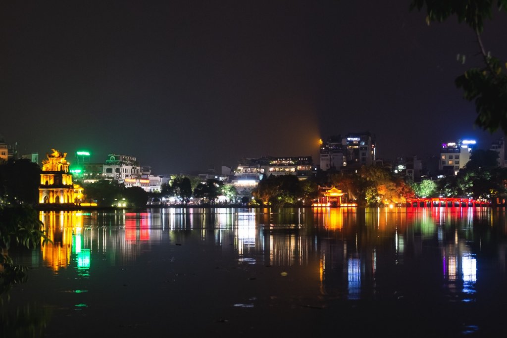 The Heart and the Heat of Hanoi felloutofthenest.com/2019/07/27/the…