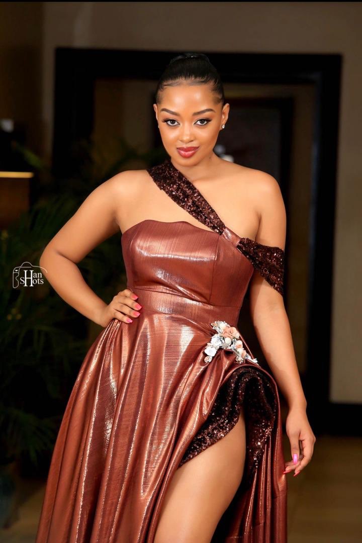 dimiterkushy's tweet photo. Anita Fabiola, a Ugandan actress, Philanthropist and media personality is still winning yesterdays race by 3 -0💪🏼😂 #Fabie ❤️ waffe Omu bwaati,Omugabi wa level,omukubi wa ignore🤣...Just kuyita buyisi muntu mbu Maaama🤣 Namukandee Zari😂 #TeamIgnore #TeamFabiola https://t.co/01jDLBJEV4