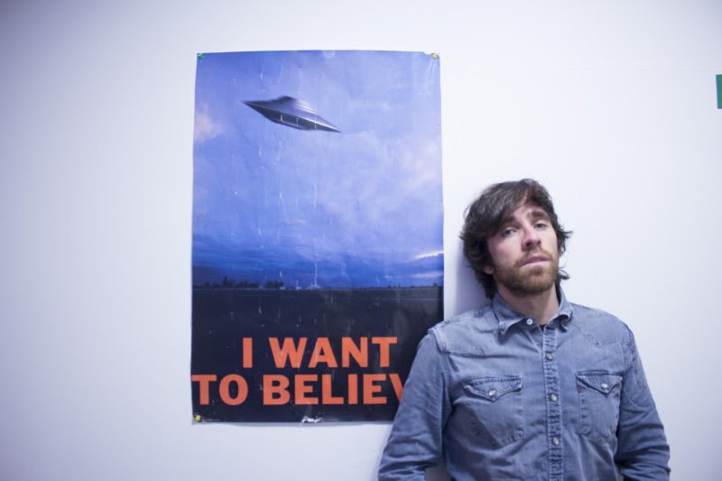 Raúl Querido nos enseña su primer single editado en El Genio Equivocado, "Un whiskey con hielo". El tema se acompaña de un videoclip obra de Glux y se complementa con otro tema, "El creador, el influencer".
ow.ly/o16n30padT4