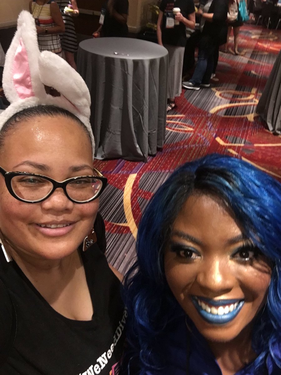 JoyfullyReviewd's tweet image. #RWA19 #bloggerday #bunnydoesrwa19 #bunnydoesnyc 

1- I finally met @TheBlueSaffire 
2- @LoreleisLitLair 💕
3- @thekinkreport / Michelle Forde / @kinilei1 / @Twimom227 
4- @AlyssaColeLit with her adoring fans @DanieReads