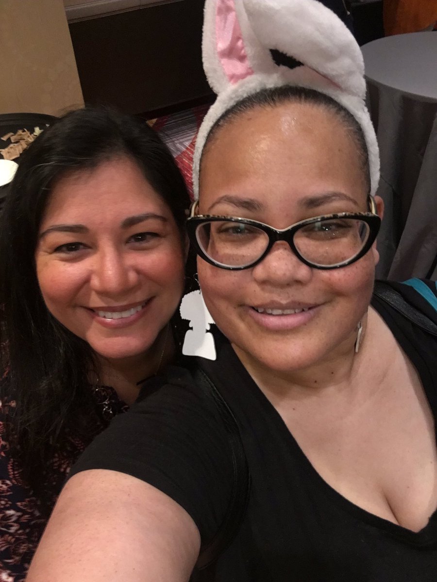 JoyfullyReviewd's tweet image. #RWA19 #bloggerday #bunnydoesrwa19 #bunnydoesnyc 

1- I finally met @TheBlueSaffire 
2- @LoreleisLitLair 💕
3- @thekinkreport / Michelle Forde / @kinilei1 / @Twimom227 
4- @AlyssaColeLit with her adoring fans @DanieReads
