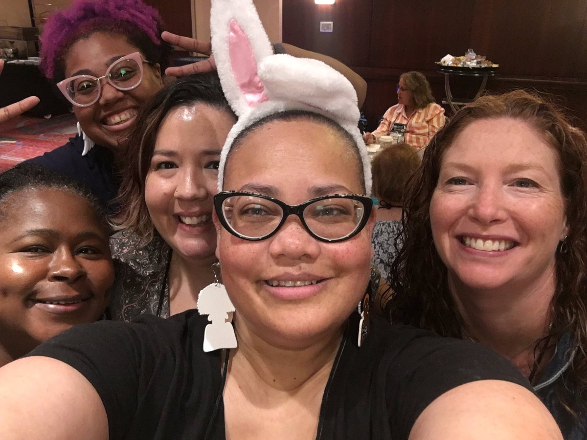 JoyfullyReviewd's tweet image. #RWA19 #bloggerday #bunnydoesrwa19 #bunnydoesnyc 

1- I finally met @TheBlueSaffire 
2- @LoreleisLitLair 💕
3- @thekinkreport / Michelle Forde / @kinilei1 / @Twimom227 
4- @AlyssaColeLit with her adoring fans @DanieReads