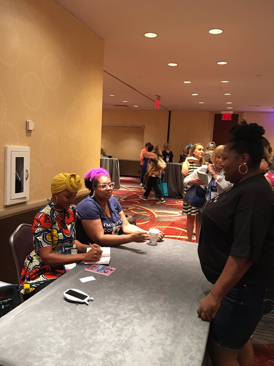 JoyfullyReviewd's tweet image. #RWA19 #bloggerday #bunnydoesrwa19 #bunnydoesnyc 

1- I finally met @TheBlueSaffire 
2- @LoreleisLitLair 💕
3- @thekinkreport / Michelle Forde / @kinilei1 / @Twimom227 
4- @AlyssaColeLit with her adoring fans @DanieReads