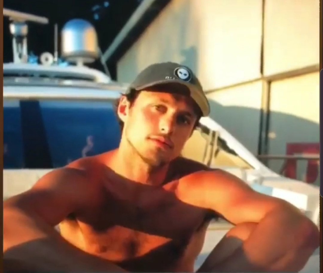 tiffanyrachel14's tweet image. Apparently #MichaelVlamis couldn't wait for #ShirtlessSunday and decided to make it #ShirtlessSaturday instead - and I am 100% okay with it! 🔥🚑🔥

#Vlamgirl #Vlamfam #Vlamily 

[📸: Michael Vlamis IG Stories]