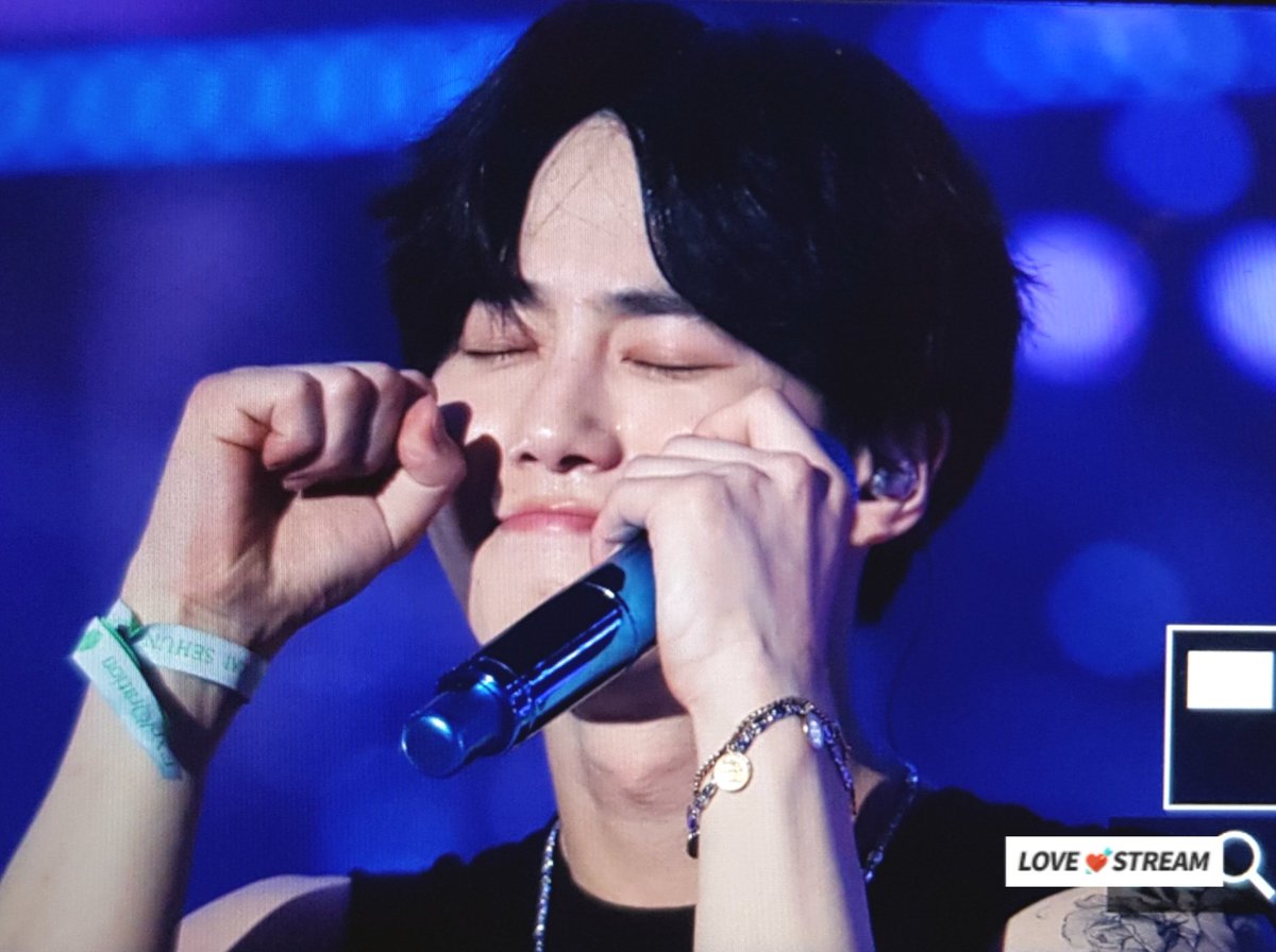 lovestream522's tweet photo. 190727 진짜 대박세박귀여우엉..어케...눈물을 흘려버린거예요..🥺 너무 잘생겻는데 귀엽기도 하구..... #EXO #SUHO #수호 #준면 https://t.co/VwQjY9wDzK