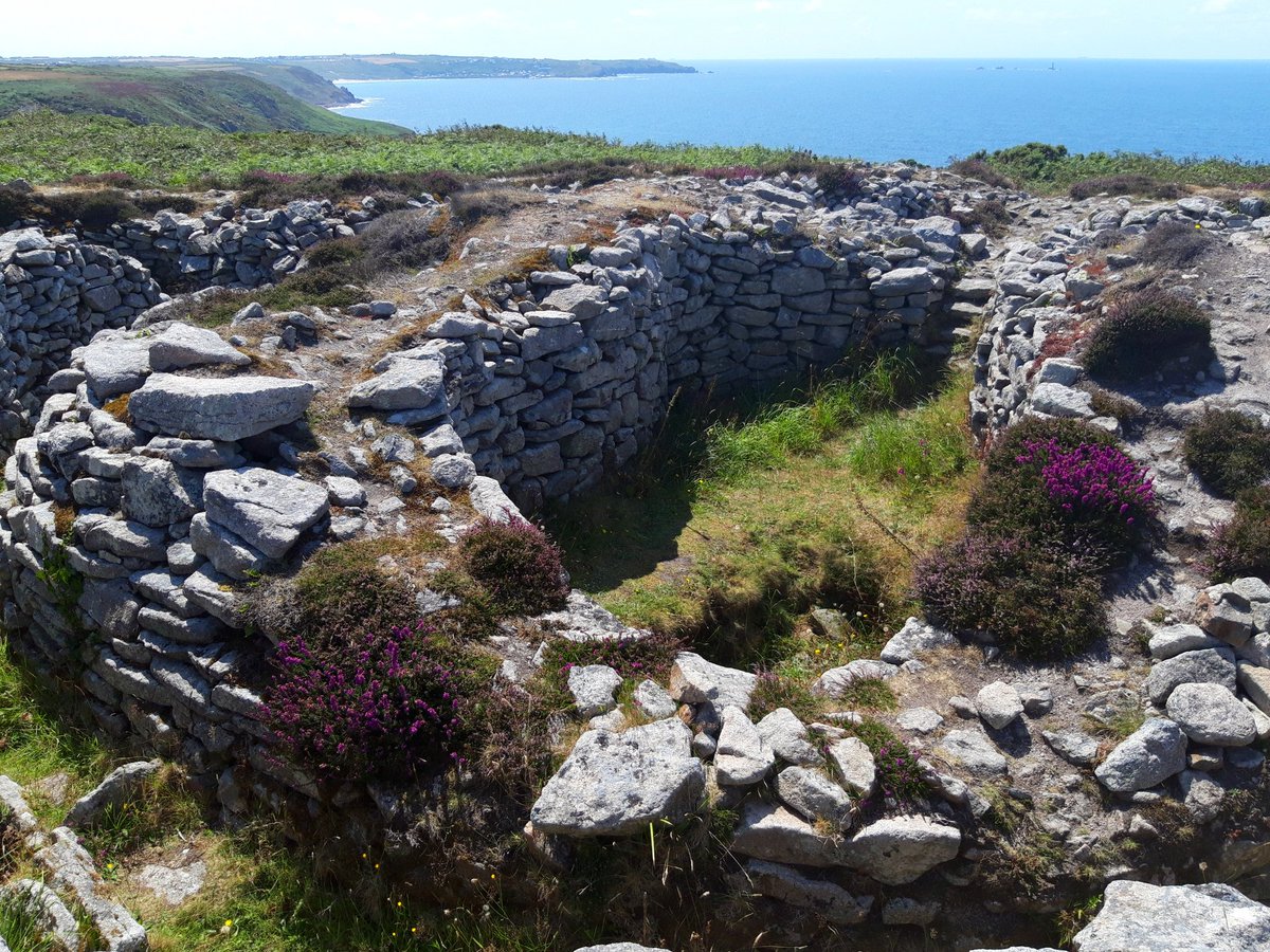 Ballowal Barrow/Carn Gluze.Bronze Age, double-walled with remains of cists and possible graves. Views to Lands End/Scillies. Layout is odd due to some insensitive excavation but as it was lost entirely under mining works for many years I'm not complaining. #PrehistoryOfPenwith