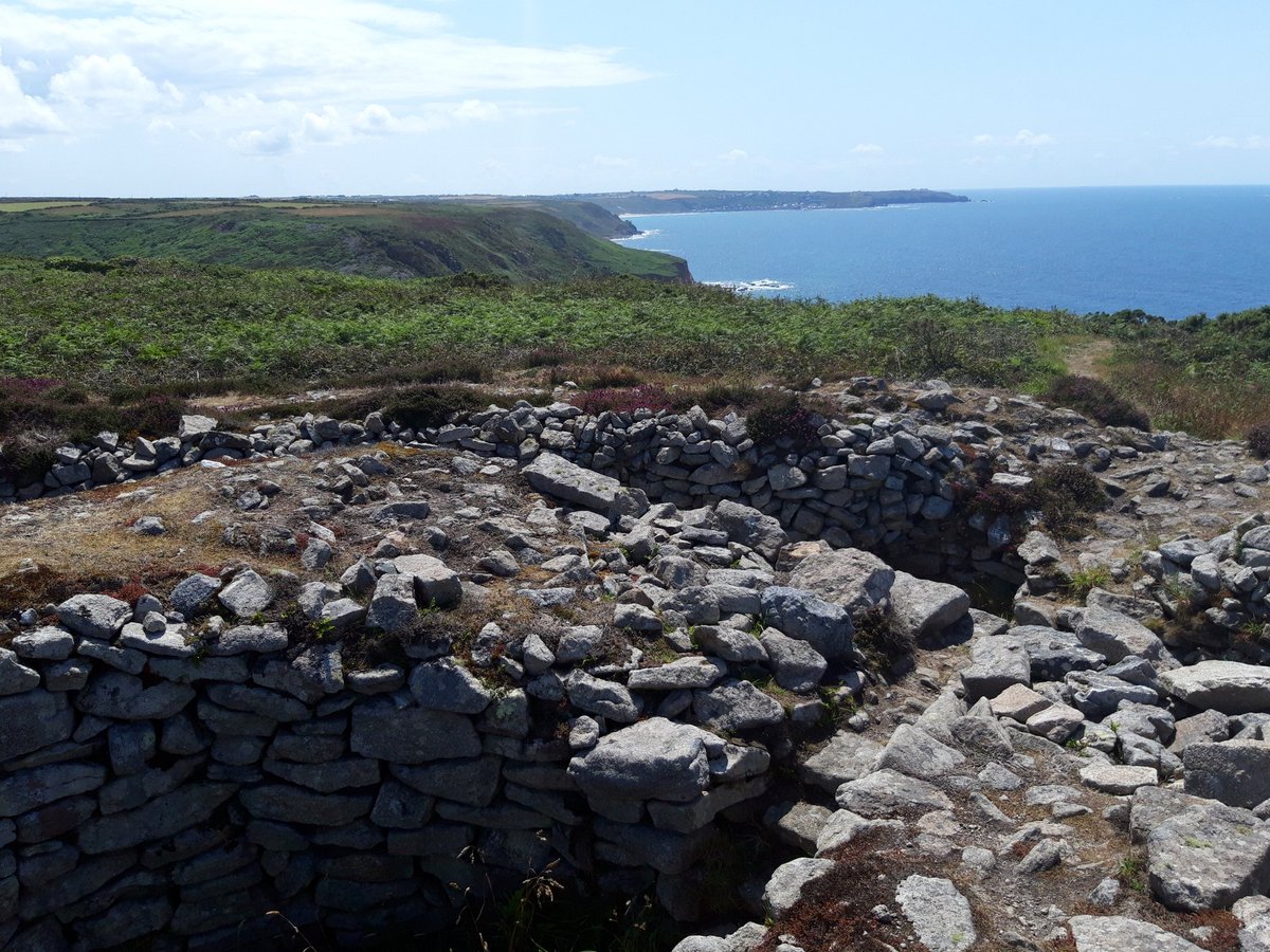 Ballowal Barrow/Carn Gluze.Bronze Age, double-walled with remains of cists and possible graves. Views to Lands End/Scillies. Layout is odd due to some insensitive excavation but as it was lost entirely under mining works for many years I'm not complaining. #PrehistoryOfPenwith