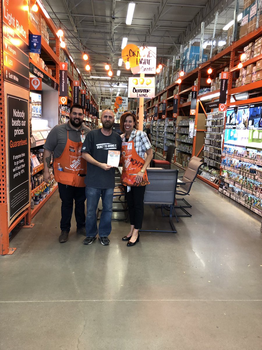 DS Travis being recognized by <a href="/jacki_mccord/">Jacki McCord</a> for an excellent event with his DS team to drive clearance! Good job Travis and team! #TeamG3 #homedepot #Orangelightspecial