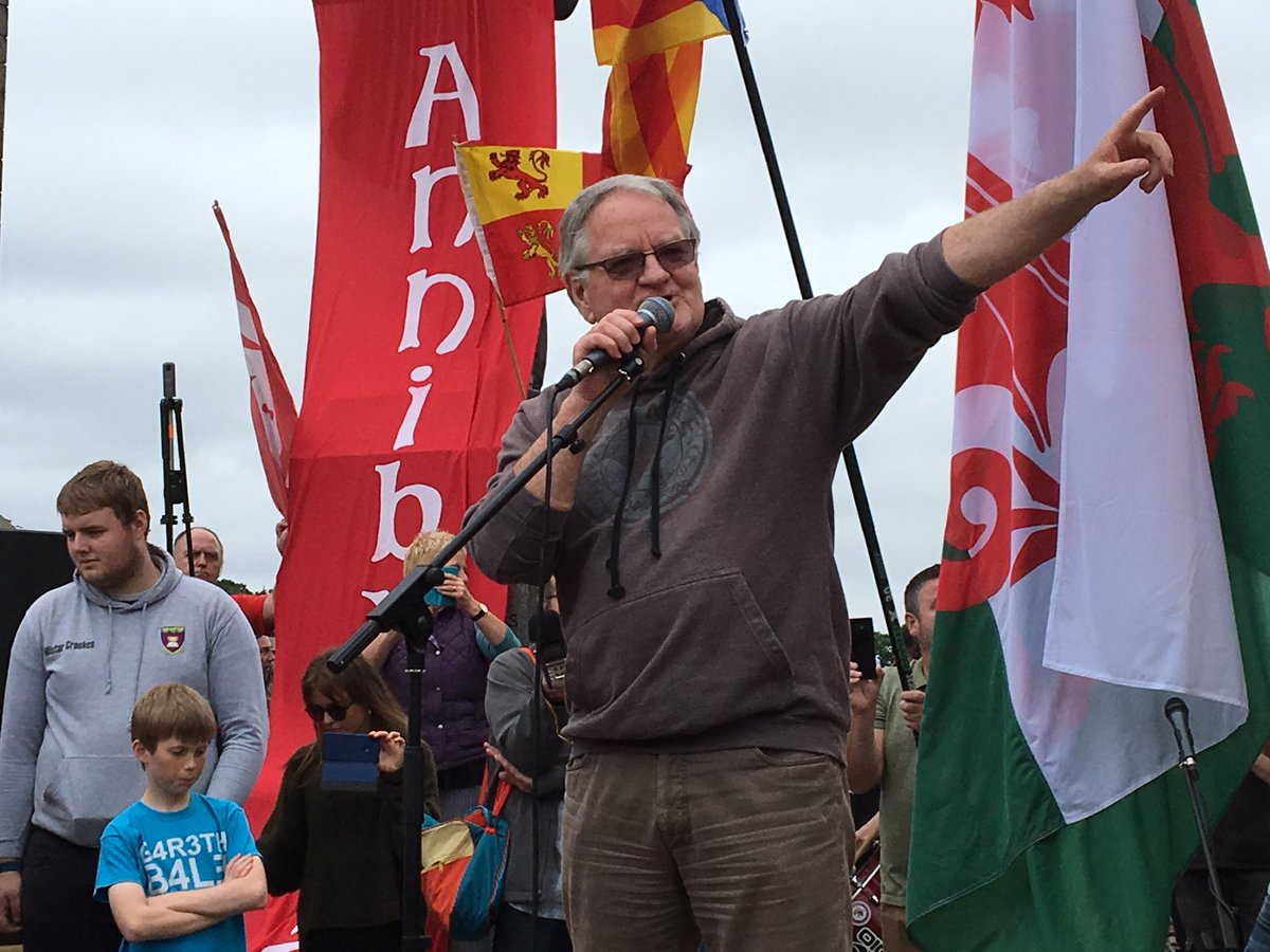The only way to finish a fantastic event. <a href="/dafyddiwan/">Dafydd Iwan</a> leads the National Anthem 

Dafydd Iwan yn arwain yr anthem genedlaethol i orffen rali anhygoel <a href="/auobcymru/">AUOBCymru</a> <a href="/YesCymru/">YesCymru</a> #annibyniaeth #imdywales #independence #cymrurydd