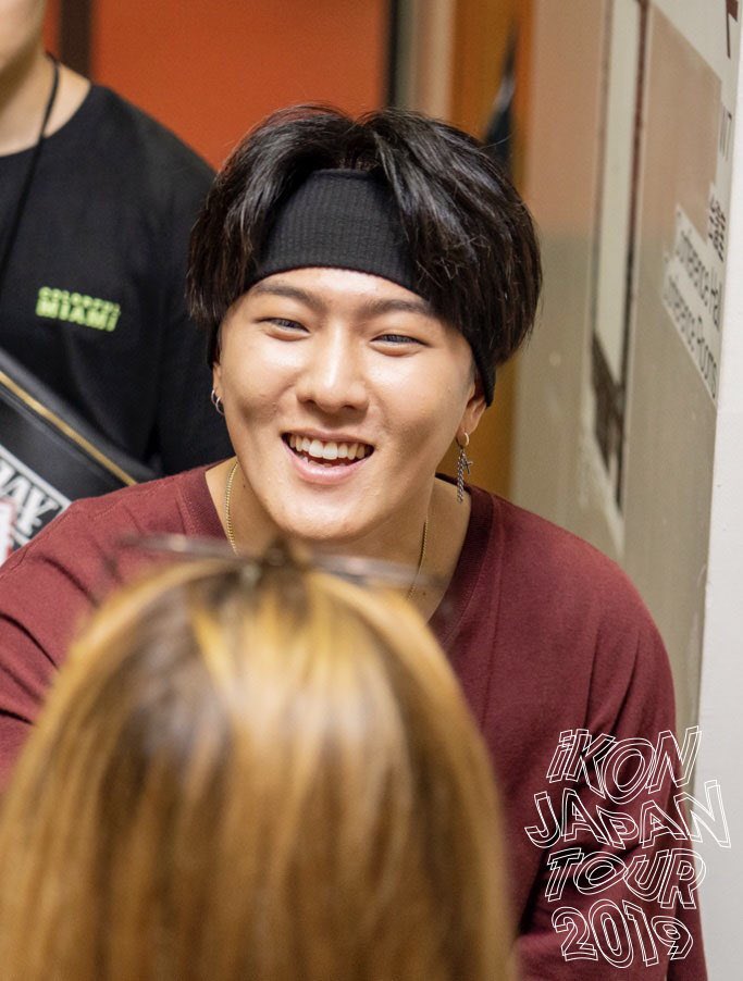 crimkl's tweet photo. YOU GUYS 😭😭😭 OUR FRIEND EKANG HAD A REMEMBRANCE WITH OUR DONGHYUK!!!! 😭😭😭😭 WE'RE SO HAPPY FOR HER. SHE IS ALSO THE ONE WHO BROUGHT LAMINATED KIM HANBIN HEAD ON THE CONCERT AND TO THE HI TOUCH!!!!!!
#iKONJAPANTOUR2019
#iKON 
#頑張ってiKON
#iKONJapanTour2019_FukuokaD1 https://t.co/7B4p77zGVj
