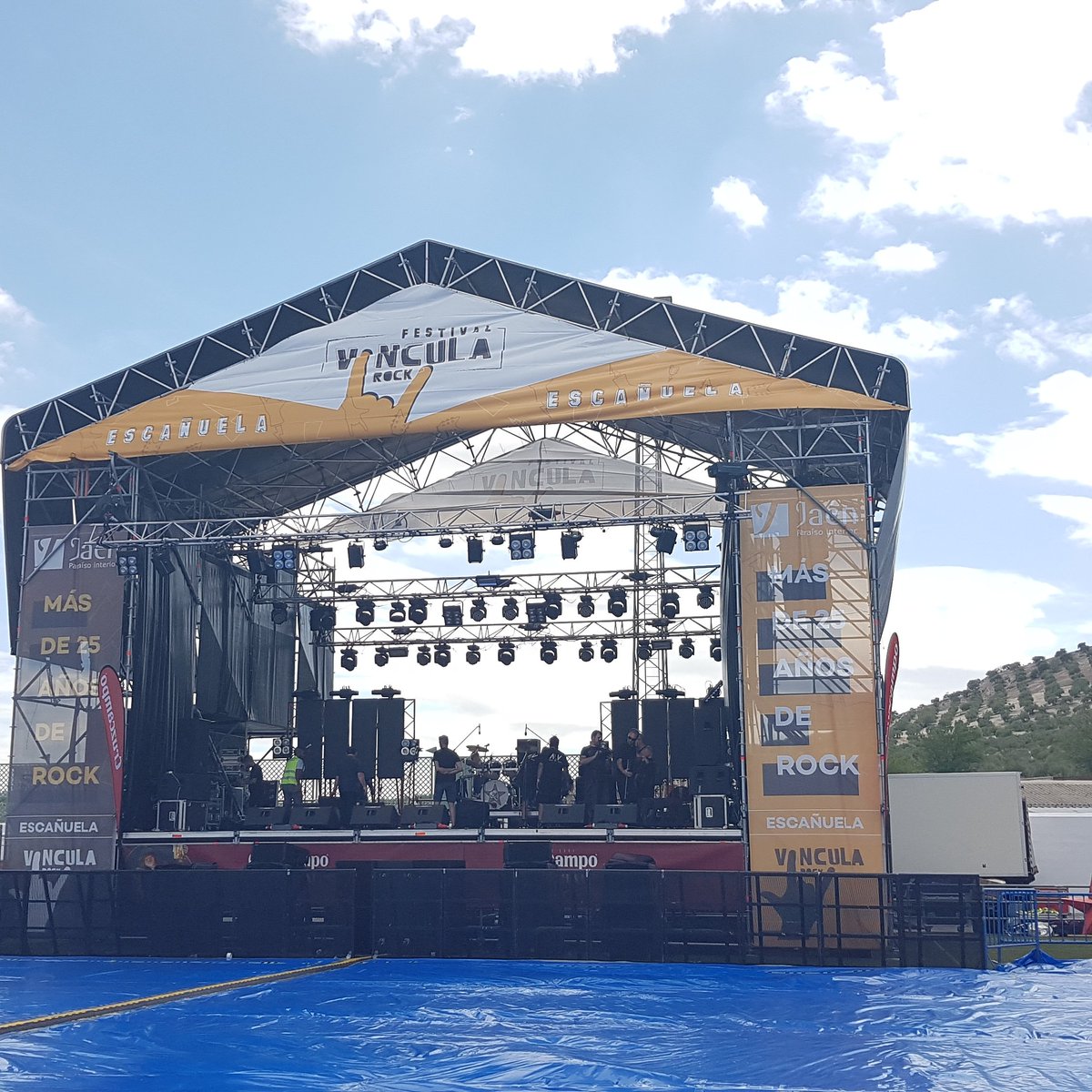 VinculaRockFest's tweet photo. Comienzan las pruebas de sonido en nuestro escenario
Festival Víncula Rock 2019 | Escañuela - Jaén
Esto no Hay quien lo pare..... https://t.co/ecSk7e6nWn