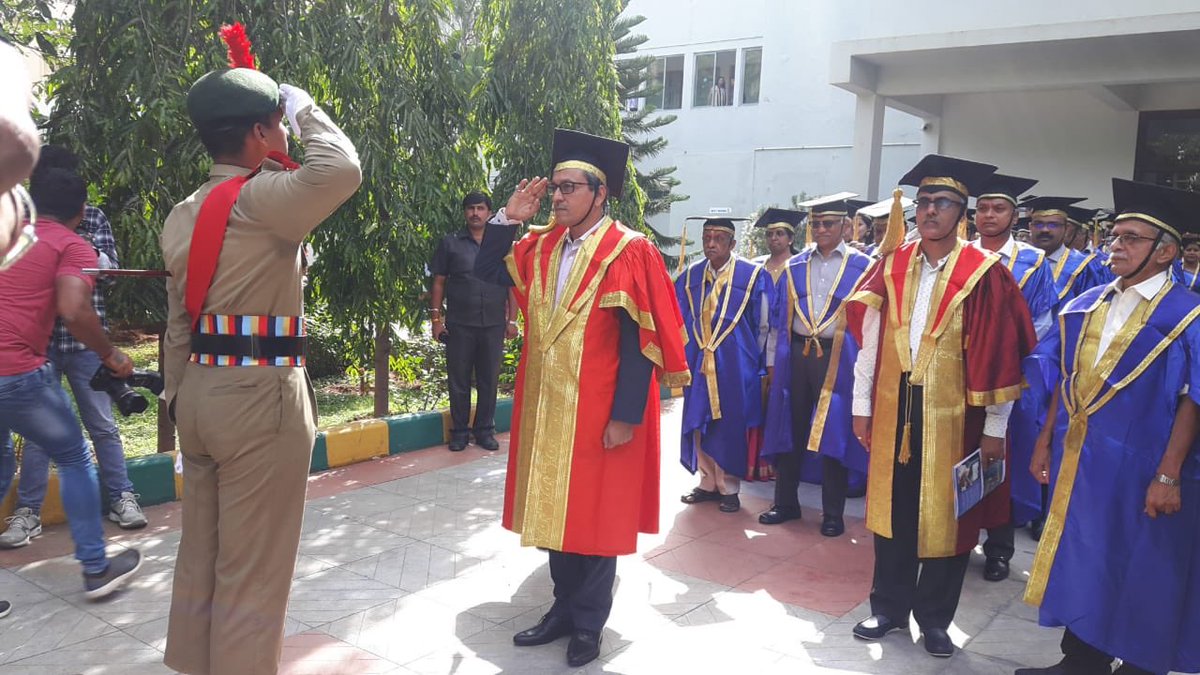 Omkar_Raii's tweet photo. @stpiindia @RVInstitutions It’s a great honour & privilege for me to address at the 9th #GraduationDayCeremony of RV College of Engineering as Chief Guest and motivate the graduating students to achieve their aspirations with meaningful objective in a passionate manner. @RVInstitutions https://t.co/Gg94dYShaZ