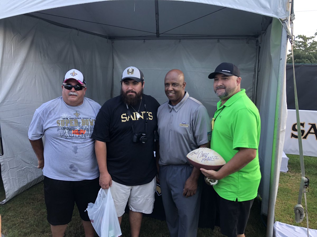 SaintsLegends's tweet photo. Dalton Hilliard signing autographs for fans at #SaintsCamp! https://t.co/aaVWCBHKmL