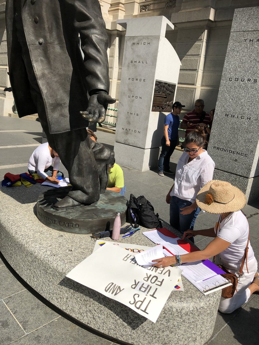 cdvphilly's tweet photo. Firmando peticiones por el TPS en el #Philadelphia city hall https://t.co/0odgCHn5QP
