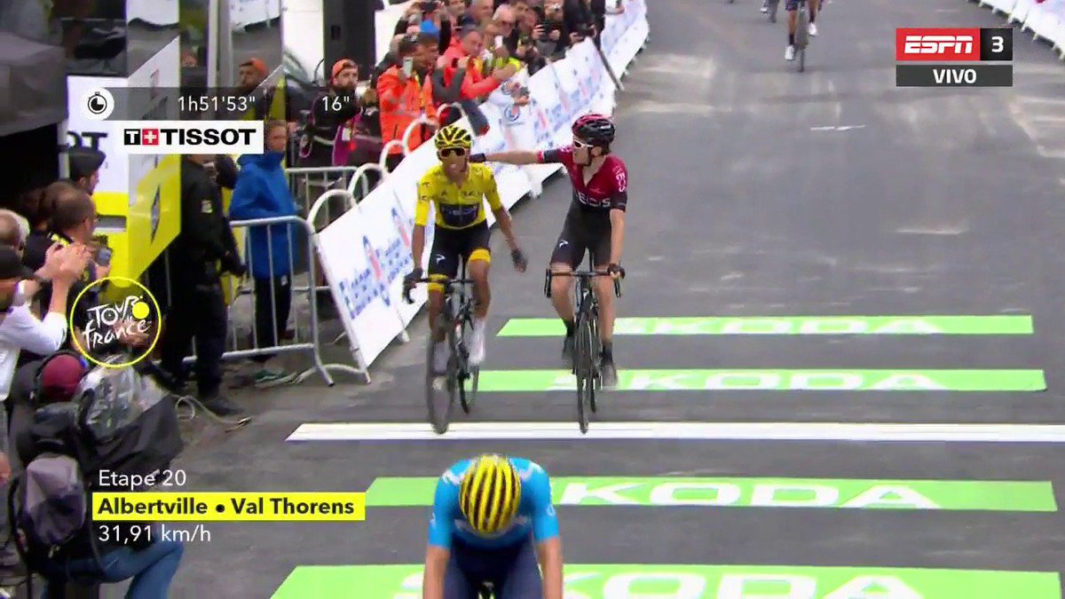 ESPNCiclismo's tweet image. #TDFxESPN ¡ASÍ FUE LA LLEGADA DE EGAN CON LA FELICITACIÓN DE GERAINT THOMAS! ¡POR FAVOR, QUÉ DÍA!