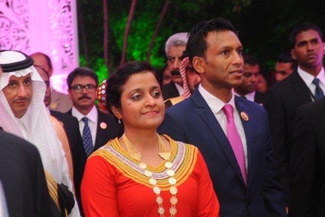 MaahilMohamed's tweet photo. #libaassabbees throwback to #Minivan50. @dunyamaumoon rocking a red libaas (and really made a statement!) at the official Independence Day banquet 2015 . I do not recall people wearing libaas as official attire to formal receptions before this 👇🏻 https://t.co/yYMfLPu9m1