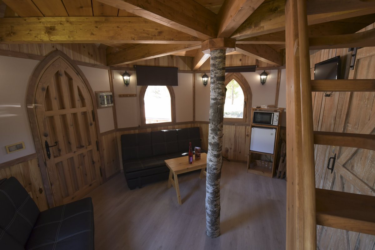 Ayer os enseñábamos la suite de Tarzán por fuera... ¿qué os parece por dentro?

Un lugar único, una experiencia mágica.

☎ 967470036