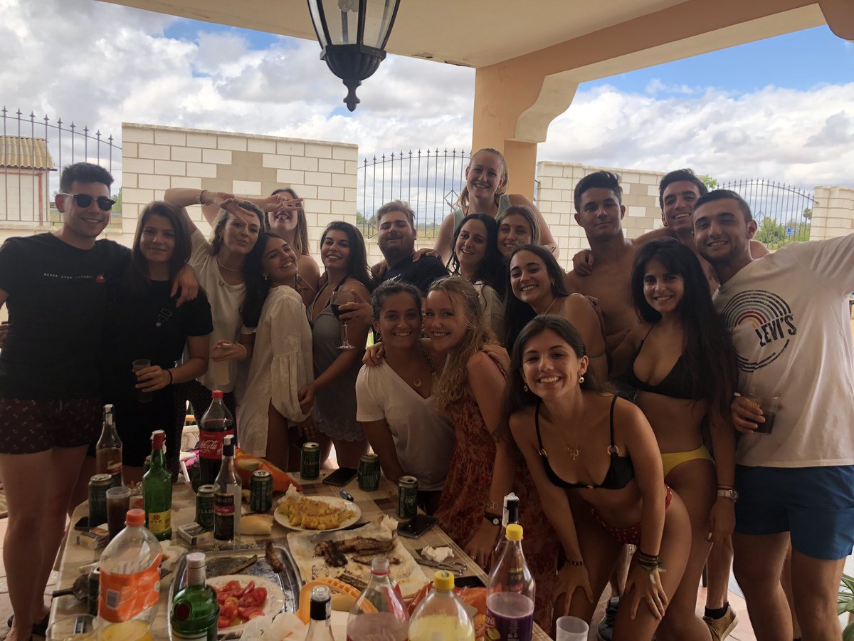 soniapsolano's tweet photo. @algoreciproco @monicacm_27 @Mariaisabel_pp @Elena261099 @galanmontse1 @irenesuarezgt @LidiaBusquets @nuriaip29 @raquel__ortiz Si o qué 🤭 https://t.co/xAEMYcp4Qz