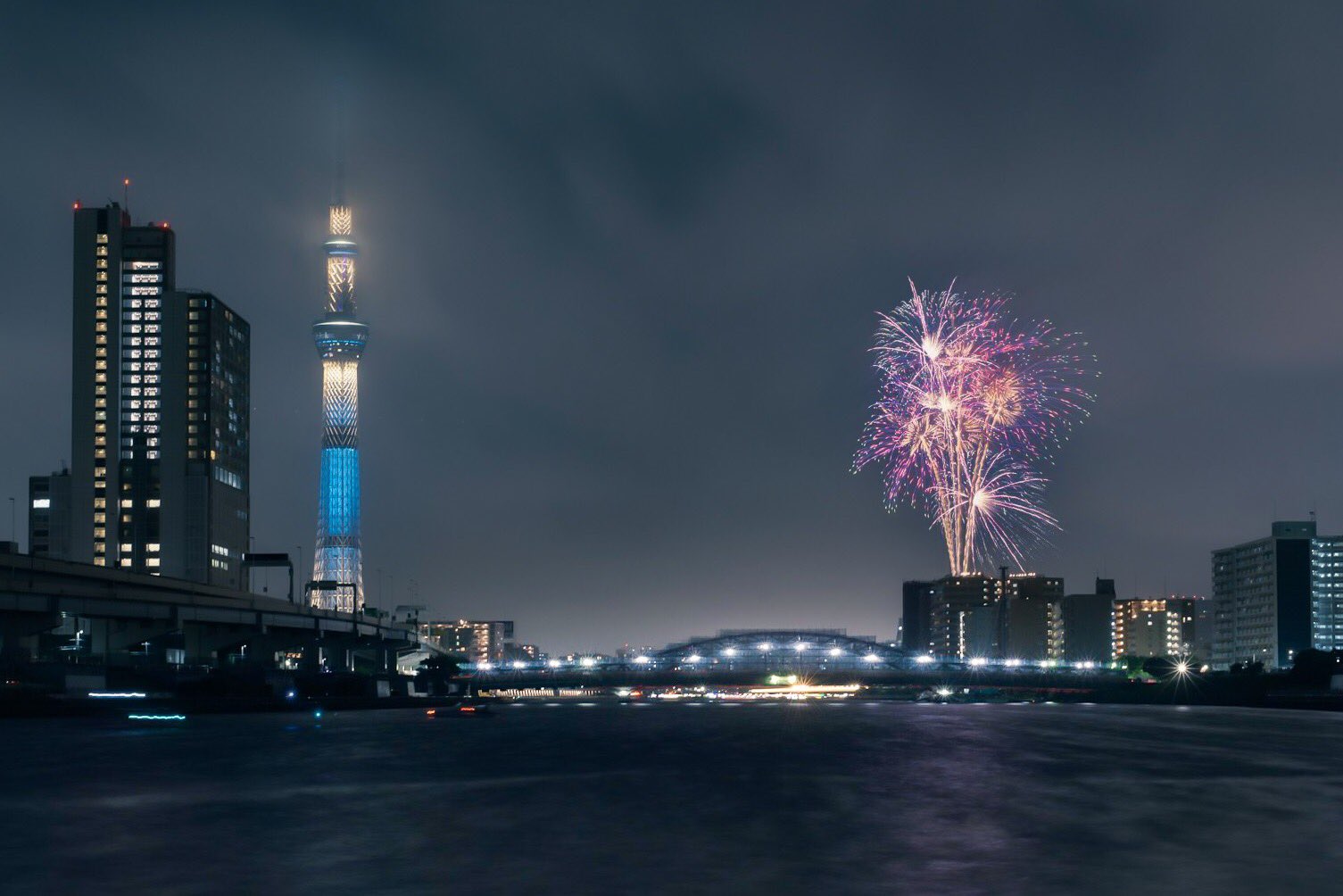 Mew 令和元年 隅田川花火大会 台風の影響が心配される中 今年は無事に完走しました よかった 汐入公園から撮影です 隅田川花火大会 隅田川花火大会19 T Co Rbpeyu62zg Twitter