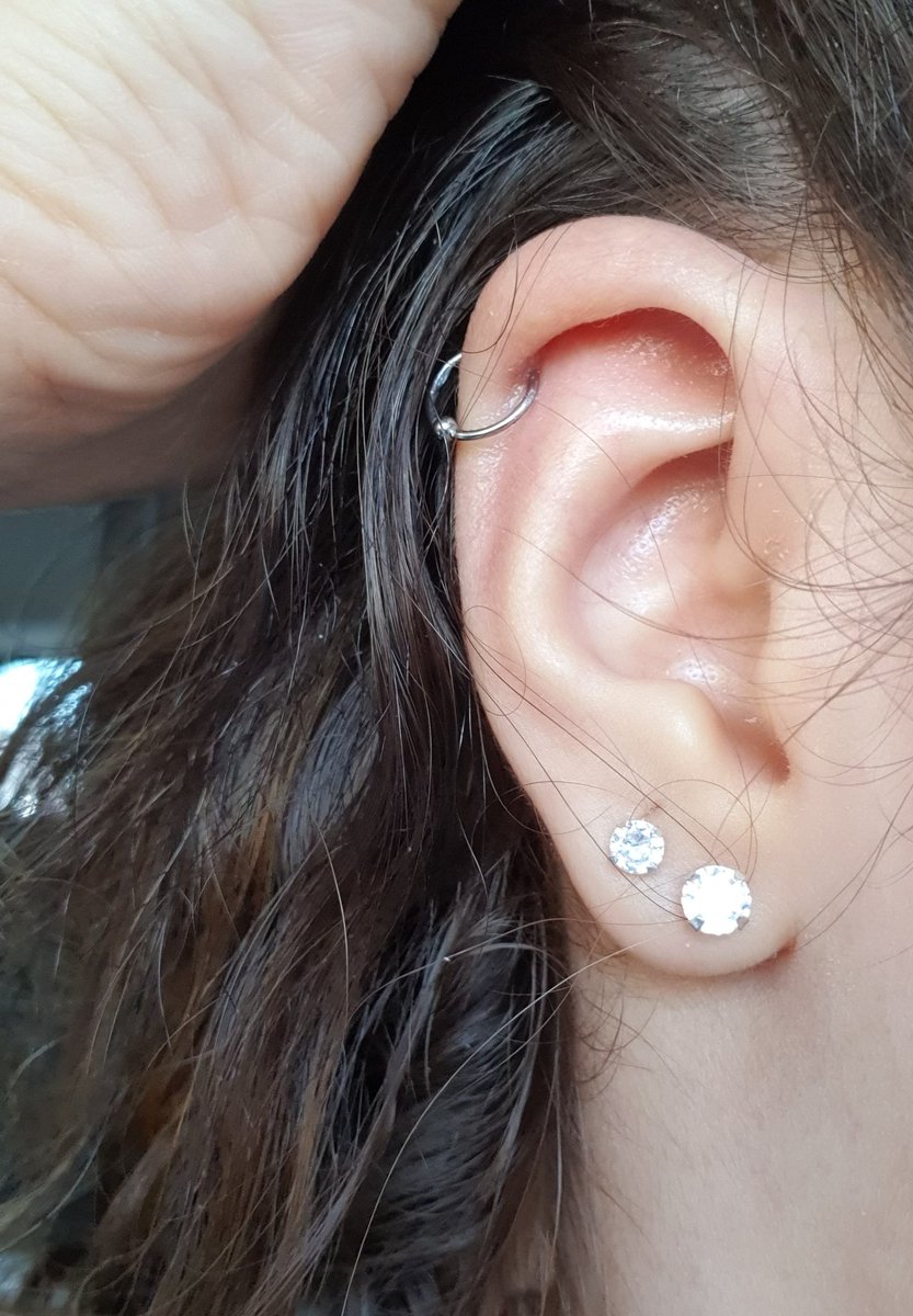 Seio pré-auricular: por que algumas pessoas têm um furinho na parte de cima  da orelha? | Ciência e Saúde | G1