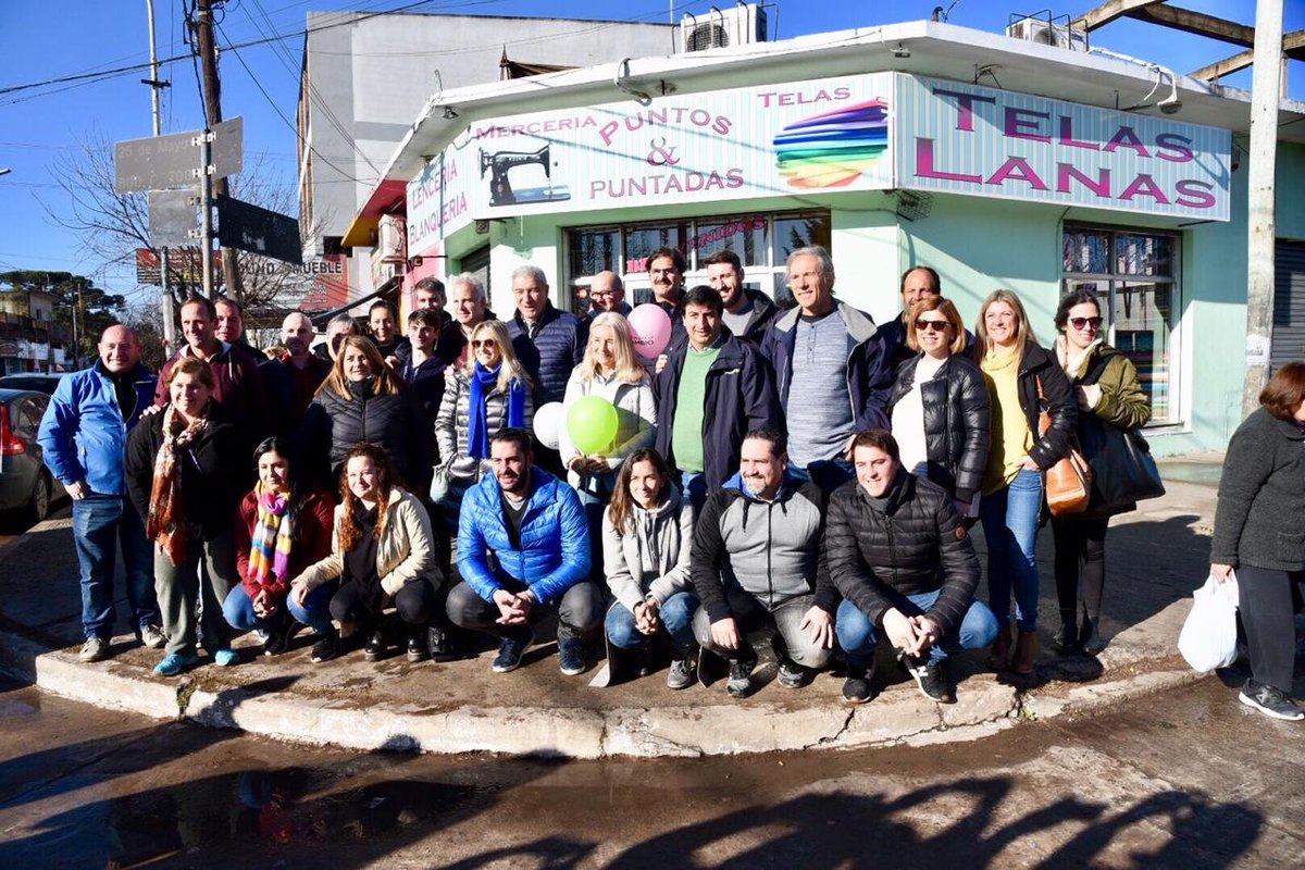 WalterLanaro's tweet photo. En #Ezeiza, junto a @ljsarquis, @ProEzeizaRuben, @PatriciaHolzman y un gran equipo salimos a charlar con los vecinos para conocer sus preocupaciones y seguir llevando el cambio a cada punto del distrito! #JuntosSomosImparables #JuntosPorElCambio https://t.co/se0bCvZ3vx