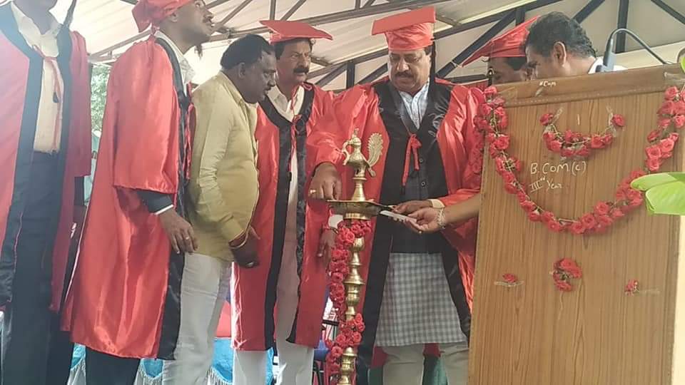 SRVishwanathBJP's tweet image. ಯಲಹಂಕ ಸರ್ಕಾರಿ  ಪ್ರಥಮ ದರ್ಜೆ ಕಾಲೇಜು ಹಾಗೂ ಸ್ನಾತಕೋತ್ತರ ಕೇಂದ್ರದಲ್ಲಿ   ಅಂತಿಮ ಎಂ ಎ ಇತಿಹಾಸ ವಿಭಾಗದ ವಿದ್ಯಾರ್ಥಿಗಳಿಗೆ ಪದವಿ ಪ್ರಧಾನ  ಸಮಾರಂಭ ಹಾಗೂ ಪ್ರಥಮ ದರ್ಜೆ ಕಾಲೇಜು ಹಾಗೂ ಪದವಿ ಪೂರ್ವ ಕಾಲೇಜಿನಲ್ಲಿ ವಿದ್ಯಾರ್ಥಿಗಳಿಗೆ  ಉಚಿತ  ಪುಸ್ತಕ ವಿತರಣೆ.. #MyYelahanka