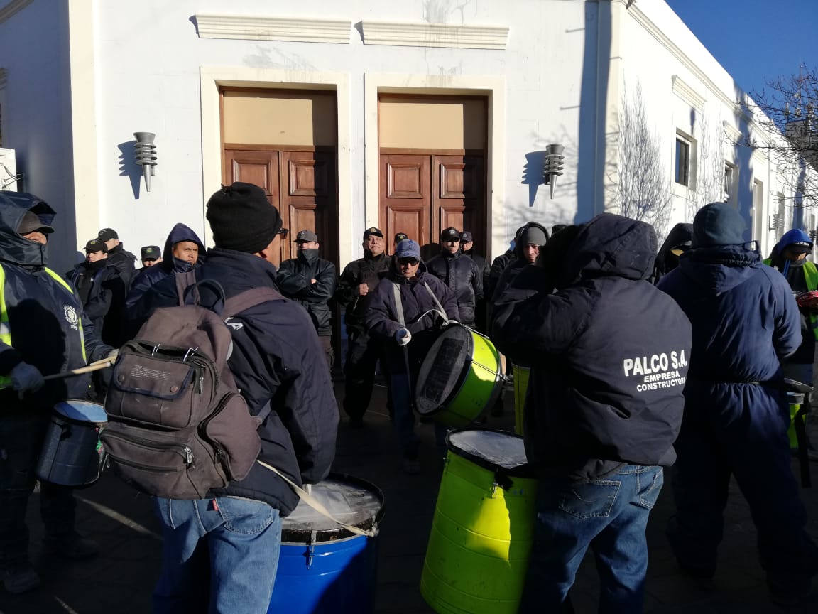 UOCRA_vallech's tweet photo. #DESPIDOS | 40 OBREROS DE RAWSON QUEDARON EN LA CALLE

"Esto es preocupante, y lo anticipamos para que las empresas y el Gobierno puedan trabajar para evitarlo, pero no fue así y nos encontramos con los telegramas de SUDELCO que no avanzará mas con las viviendas en Rawson". https://t.co/Gmnp9EEAze
