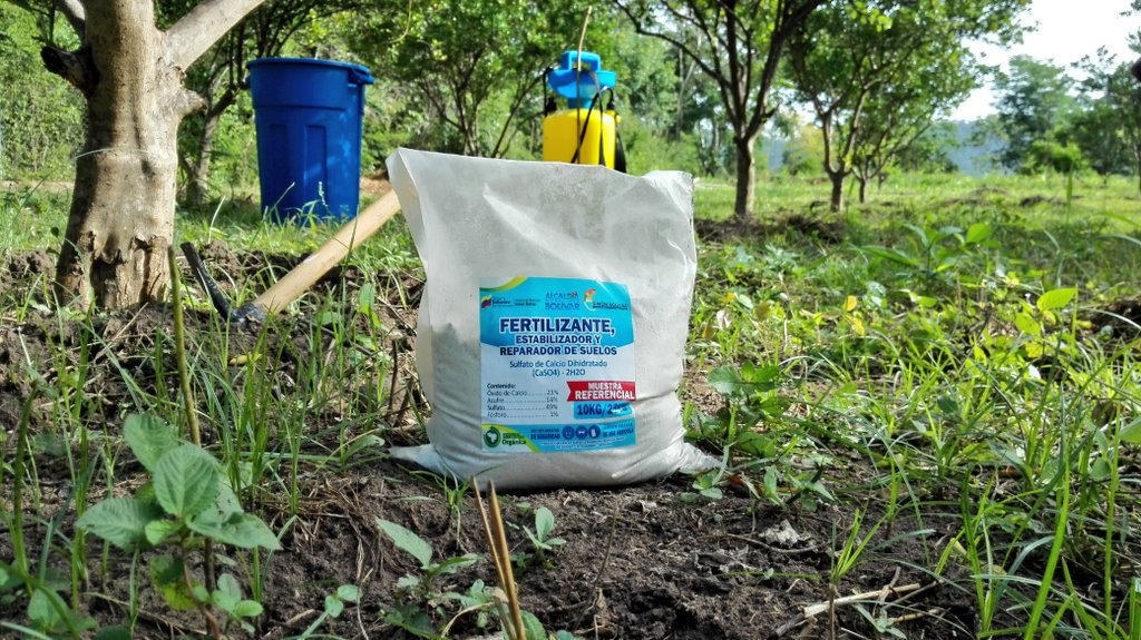 crperezalfaro's tweet photo. #FERTIMAX es un fertilizante o abono de origen mineral, estabilizador y reparador de suelos, producido por https://t.co/UrSvxpXK6O en alianza con la @AlcaldiaBna, para darle a nuestros suelos y cultivos el tratamiento que merecen.
#AgriculturaUrbana
#ProducirEnConcreto https://t.co/3sZJXmnklO