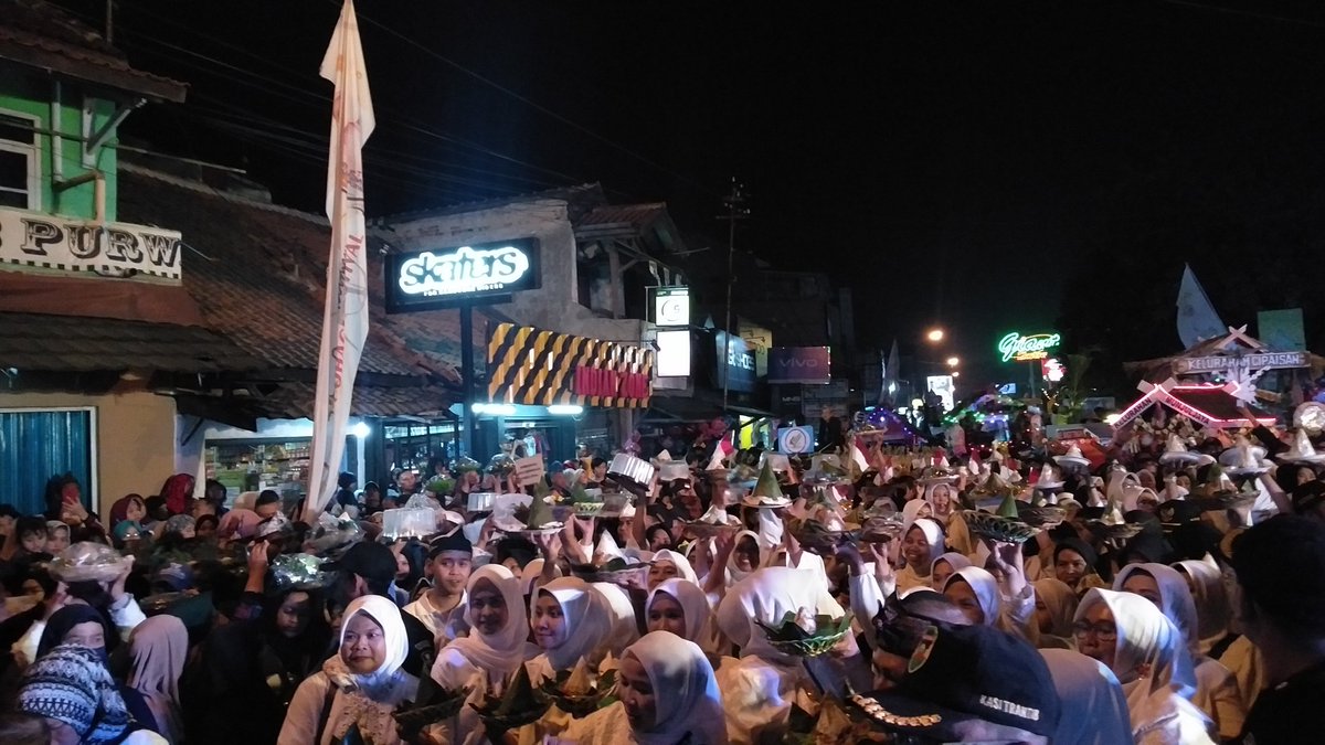 Camat Sukasari bersama staf ikut meriahkan pawai awug dalam rangkaian #HUTPurwakarta  #Purwakartaistimewa <a href="/ratna_anne/">anne ratna mustika</a>
<a href="/DiskominfoPWK/">Diskominfo Purwakarta</a> #Sukasarijaya #Gumujeng