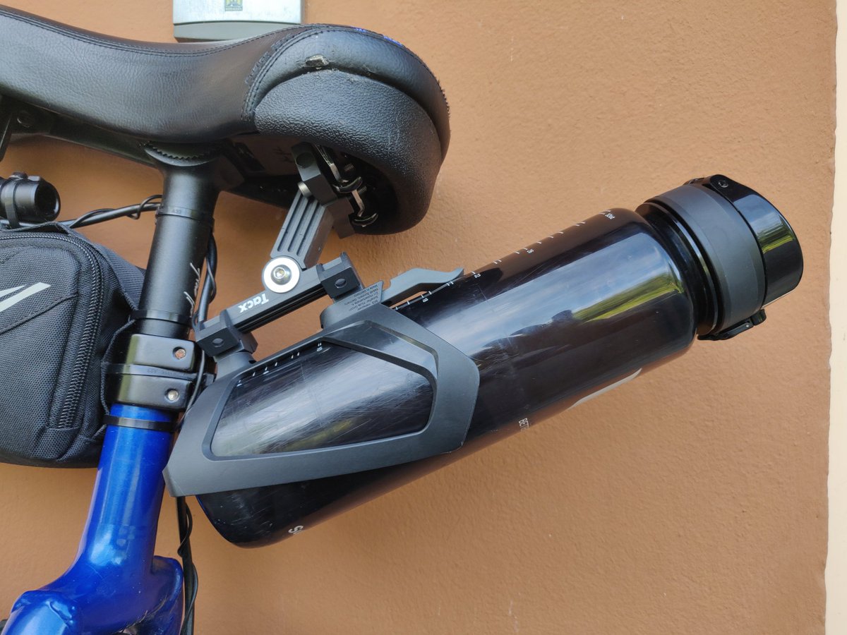 LeikKiel's tweet photo. Das nenne ich mal ne #Arschrakete 😆
Die vorhandenen M6 Schrauben durch aufgesägte Ösenschrauben M6 ersetzt, lackiert und die #Fahrrad Halterung montiert.
Könnte 2 Flaschenhalter parallel anbringen, aber so reicht es vorläufig. 😎
#einrad #unicycle #Durst #Hitze #keinFahrrad https://t.co/WCl3FRcazr