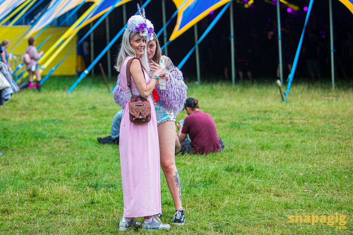 snapagig1's tweet photo. Dinosaurs, Vintage Beauty Dress Up, flares, and can you carry 4 pints in one go without dropping one? Its all kicking off! @inthefieldsLIVE @GigJunkies #KendalCalling #Snapagig #InTheFieldsLIVE #LiveGigs #KC19 #LiveMusic #Festival #seeyouinthefields https://t.co/CLNnGEdD6Z