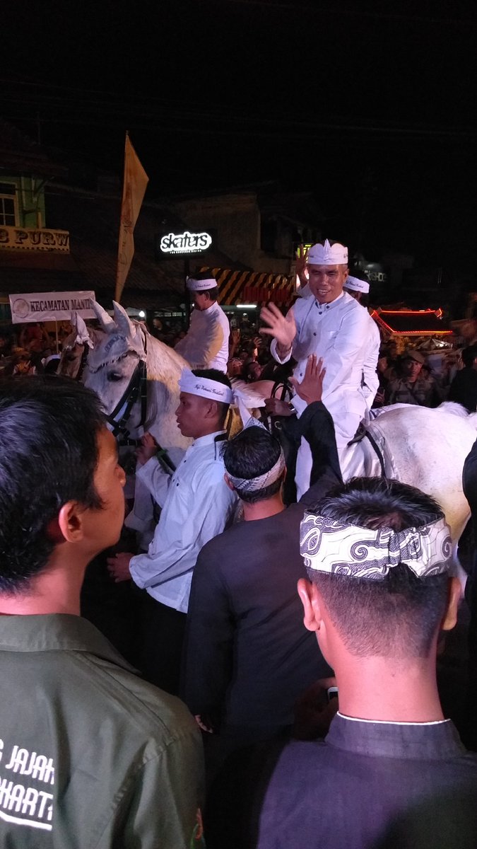 dadancius's tweet photo. Camat Sukasari bersama staf ikut meriahkan pawai awug dalam rangkaian #HUTPurwakarta  #Purwakartaistimewa @ratna_anne
@DiskominfoPWK #Sukasarijaya #Gumujeng https://t.co/QuqcEhgCpV