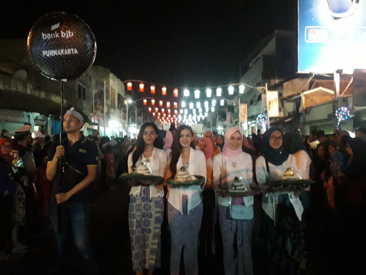 dispangtan's tweet photo. dari pegawai bank sampai wiro sableng..ikut pawai awug, meriah euy..
#HUTPurwakarta #PawaiAwug #RekorMuri https://t.co/u9RP51esvp