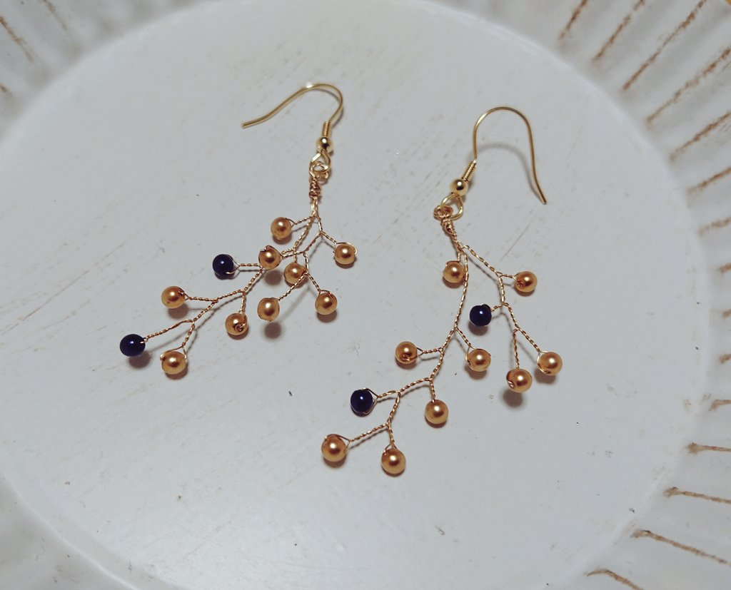 conem_accessory's tweet photo. チェコガラスのゴールドにネイビーとワインレッドを合わせました。
顔に添うようにすこーしだけカーブをつけてます🌙 ☆.+゚'・:*+☆.+゚'・
#小枝アクセサリー #ハンドメイド好きな人と繋がりたい #チェコガラス #ワイヤー #ハンドメイドアクセサリーピアス #conem #岡山ハンドメイド #岡山 #okayama https://t.co/HZeUFEocSO