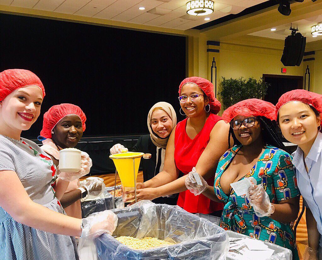 smpharalala's tweet photo. One of the United Nations SDG’s of 2030 is no poverty. Rise Against Hunger aims to contribute towards alleviating it. What an honour it was to be able to produce more than 10000 meals for the disadvantaged through this service project.
#SarinaInvadesUSA🇺🇸
#SarinaRisesForAfrica🌍 https://t.co/qUFmm1GElh